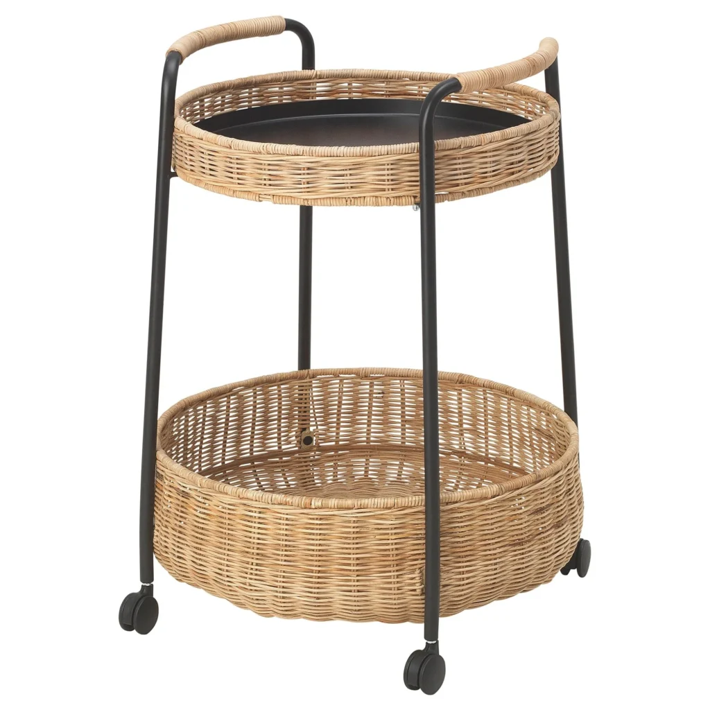 Carrello LUBBAN con intreccio in rattan, struttura scura e ruote.