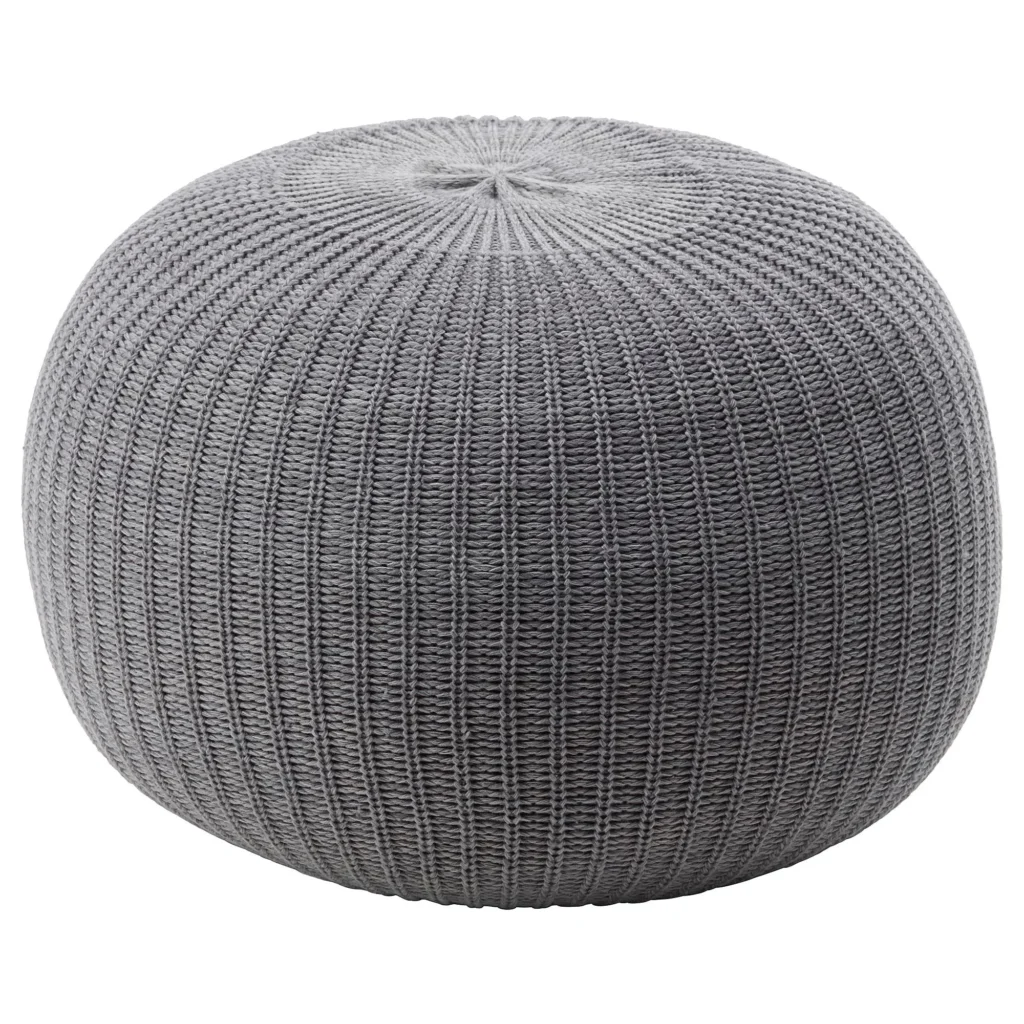 Pouf SANDARED grigio con rivestimento lavorato a maglia.