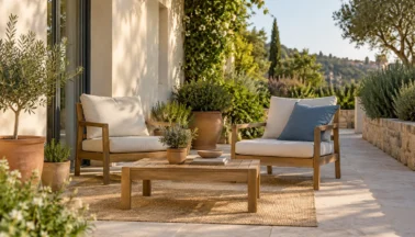 Colori e luce all’aperto: come scegliere tessuti e accessori