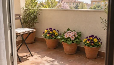 Balcone fiorito in primavera: piante, vasi e disposizione