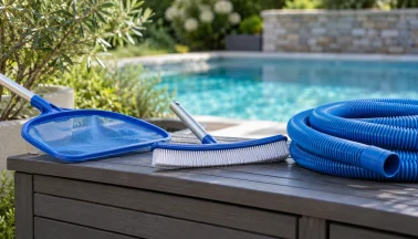 Accessori per piscina: come scegliere pulizia, coperture e comfort