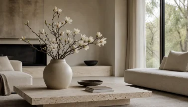 Decorare con fiori e rami di stagione: equilibrio, colori e stile