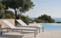 Lettini piscina: come scegliere modelli e materiali per l'esterno
