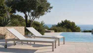 Lettini piscina: come scegliere modelli e materiali per l’esterno