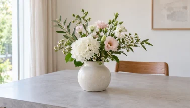 Decorare con fiori e rami di stagione: scelta, vasi e cura