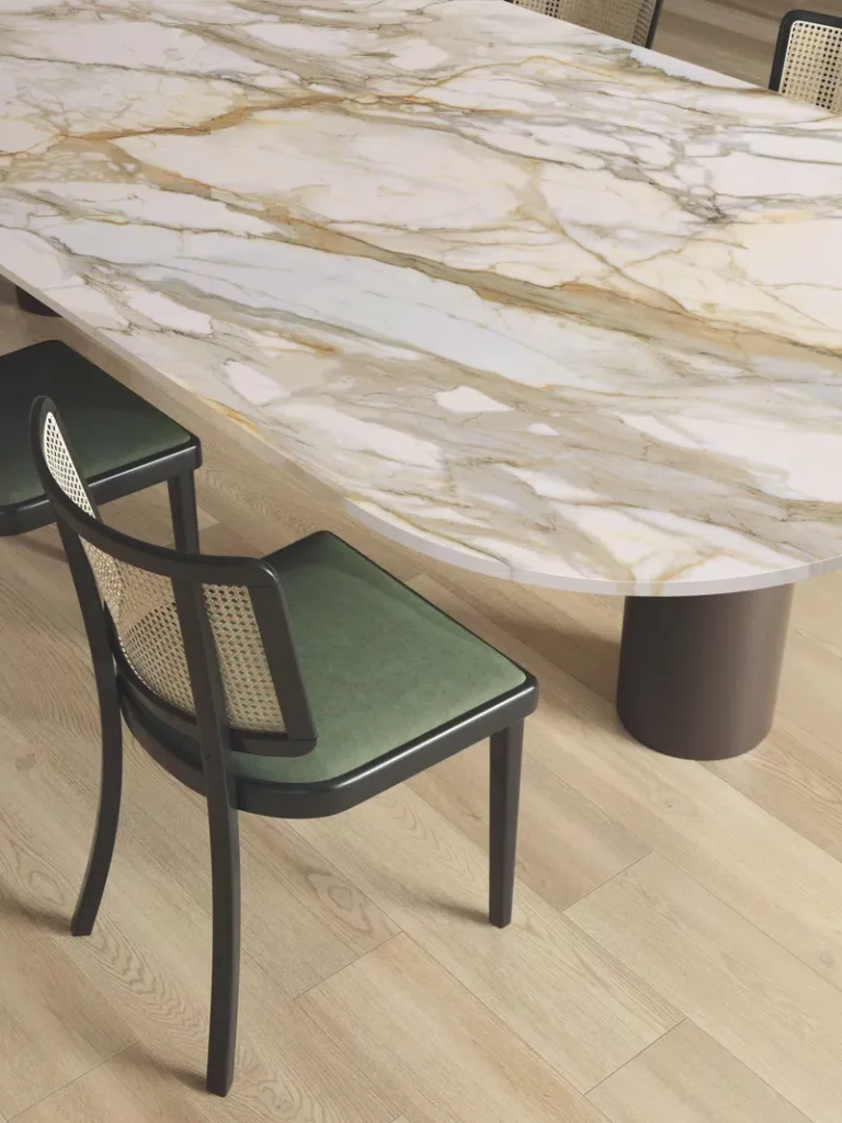 Calacatta Borghini FullVein3D di ABKStone su un tavolo, ambientazione di catalogo