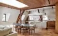 Abimis Ego a San Candido: acciaio e legno in cucina