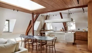 Abimis Ego a San Candido: acciaio e legno in cucina
