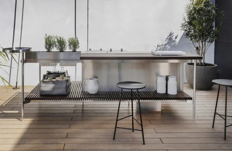 Arrital Solaria su un terrazzo, con struttura metallica, piano snack in legno e ripiano inferiore aperto