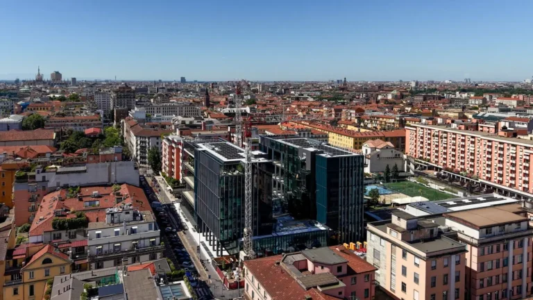 Veduta delle due torri della sede BonelliErede nel contesto urbano di Milano