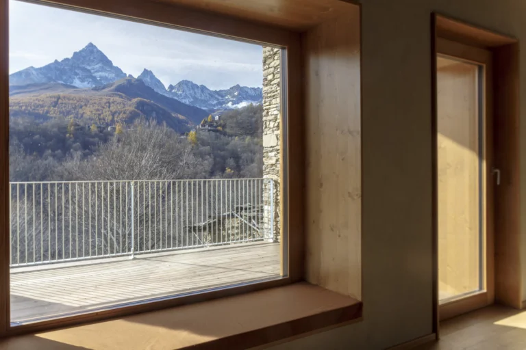Vista del Monviso da un’apertura di Casa de piatra a Crissolo