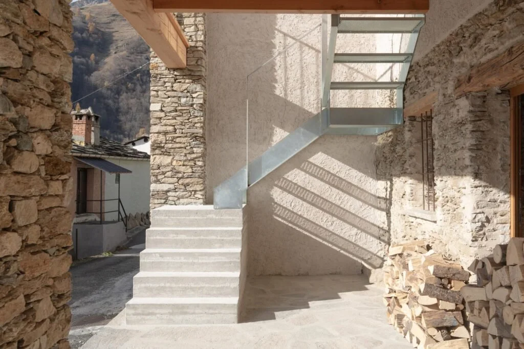 Scala e pareti in pietra nel percorso di Casa de piatra