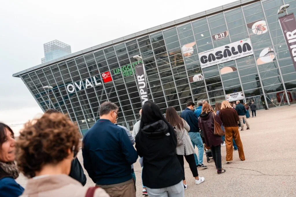 Visitatori all’ingresso di Casàlia all’Oval Lingotto Fiere di Torino