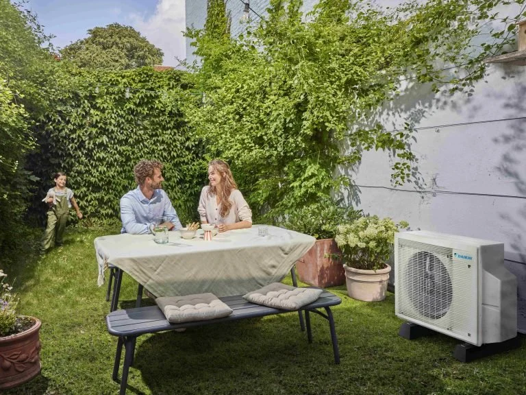 Unità esterna Daikin X-Series nell’ambientazione del materiale stampa