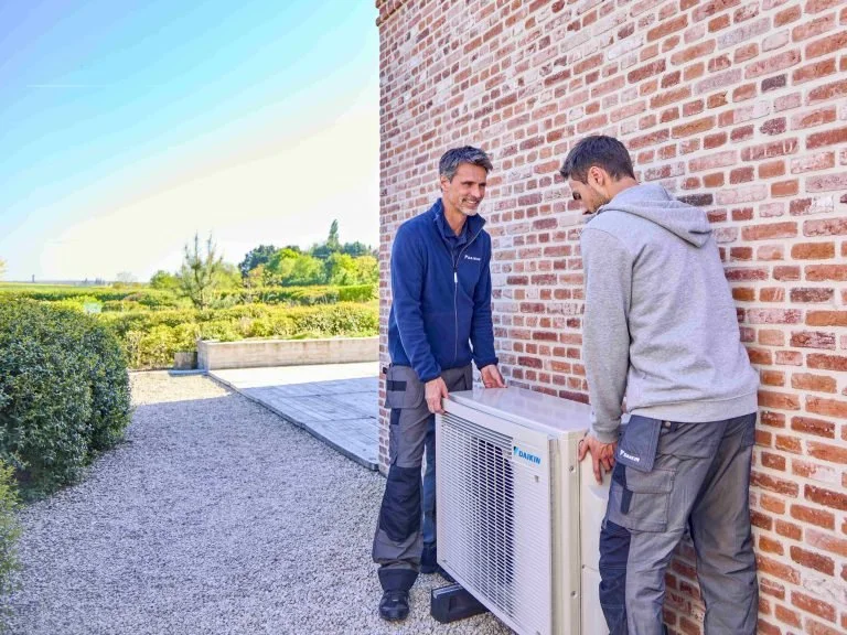 Intervento sull’unità esterna Daikin nel materiale stampa
