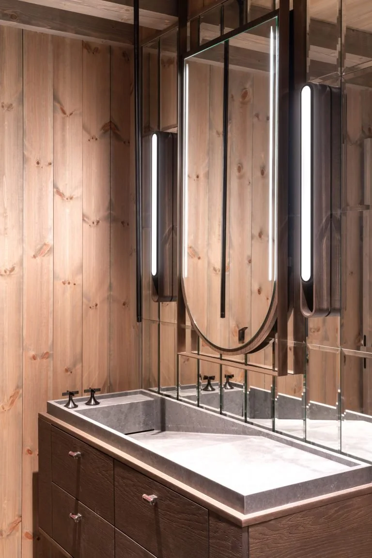 Uscita d’acqua a soffitto nel bagno ospiti del progetto LHM 9 Max