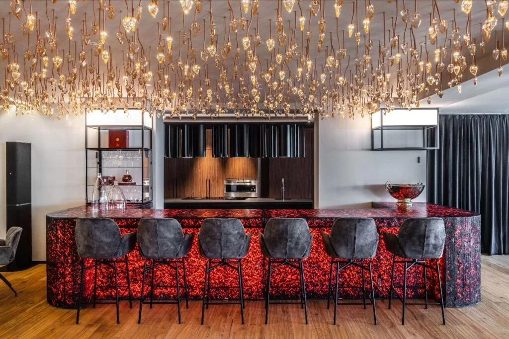 Bancone di Elementa allo Chalet al Foss sotto il soffitto luminoso in vetro e rame