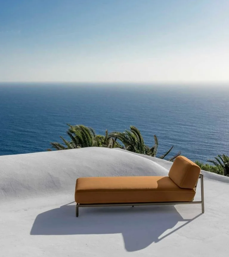 Daybed Lodge con cuscini nell’ambientazione sul mare