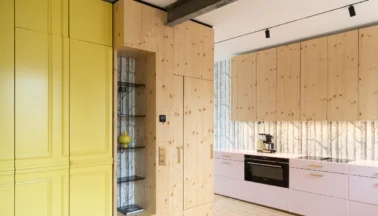 Una cucina rosa HIMACS: Ruby incontra il legno di pino