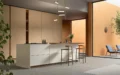 Rivestimenti cucina Lea Ceramiche: coordinare pietra, legno e colore