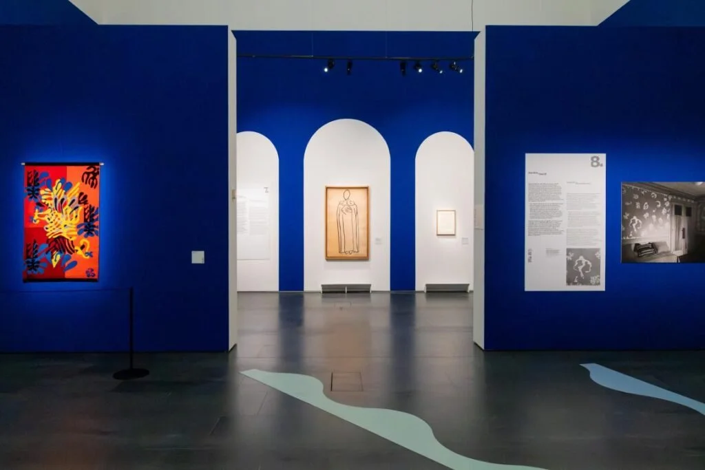 Pareti blu e archi chiari nell’allestimento della mostra di Matisse al MUDEC