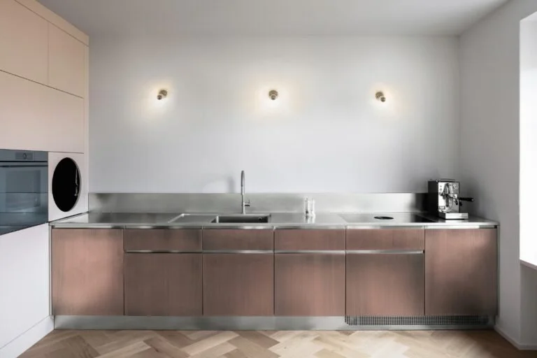 Abimis: cucina con ante dalla tonalità ramata e piano in acciaio