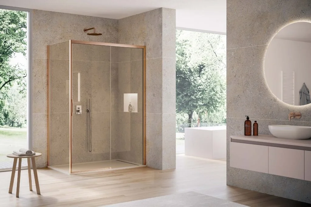 Duka: cabina doccia con profili dalla tonalità calda in un bagno chiaro