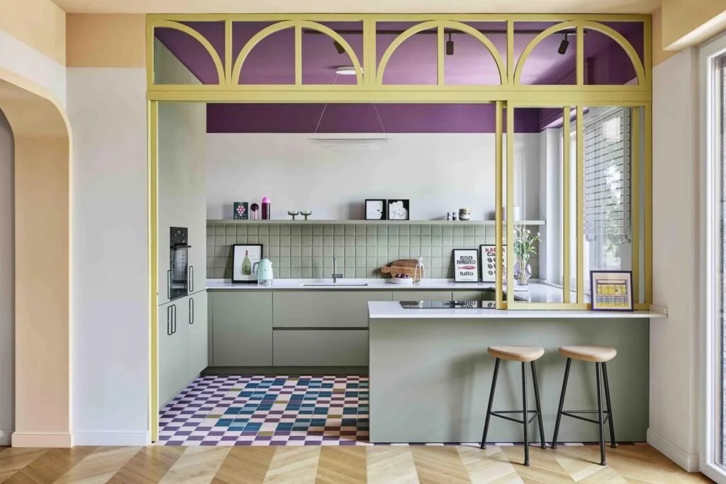 Cucina verde salvia di Residenza B05 attraverso la vetrata ad archi