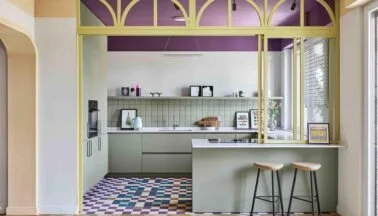 Residenza B05: una casa tra verde salvia, pesca e borgogna