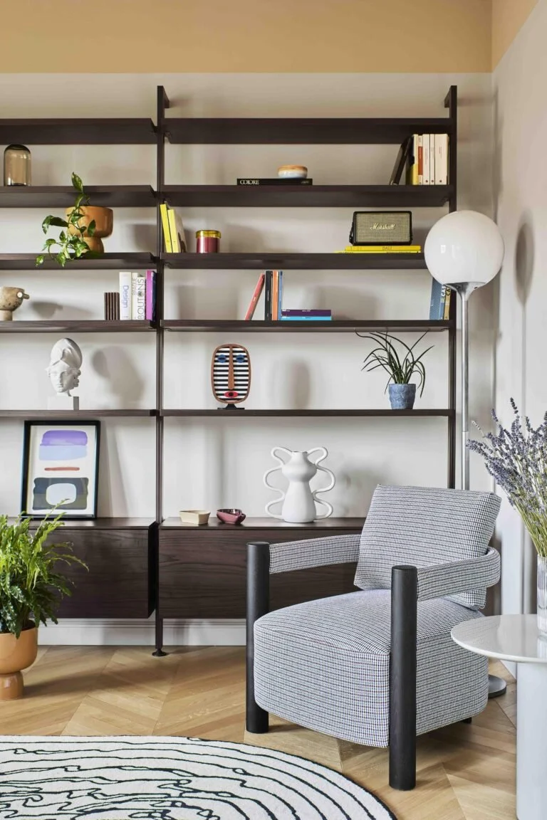 Arredi e libreria della zona giorno di Residenza B05