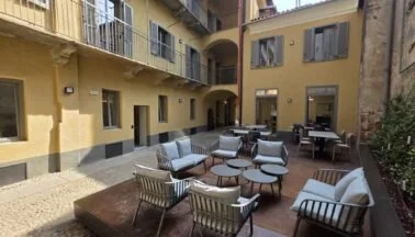 The Yard a Biella: finestre in legno e spazi per vivere insieme