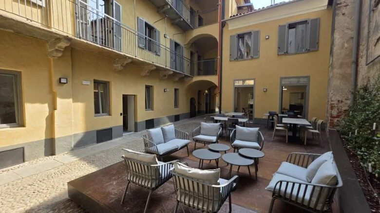 The Yard a Biella: finestre in legno e spazi per vivere insieme