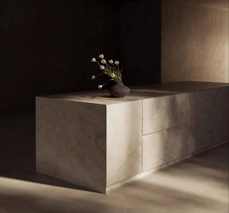 Superficie Neolith nell’ambientazione con isola del materiale stampa
