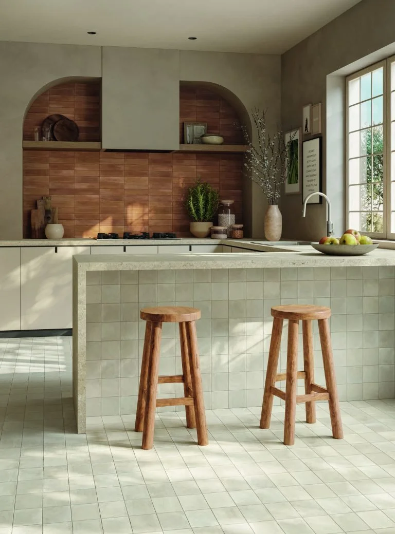 Cucina con rivestimenti Filò Lino e Cotto Panaria Ceramica