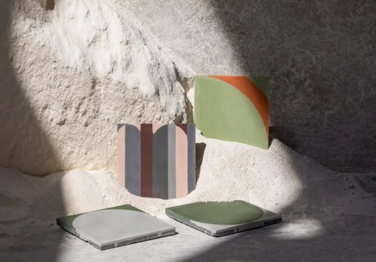Cementine Pavimenti Sansone con disegni a curve e righe su una parete in pietra
