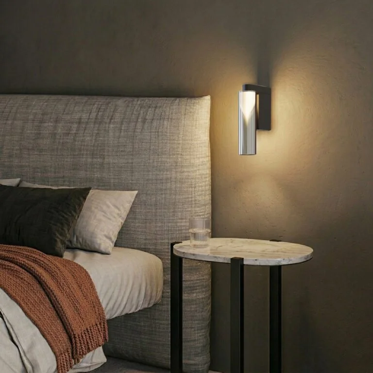 Lampada Iconica Wall Penta accanto alla testata del letto