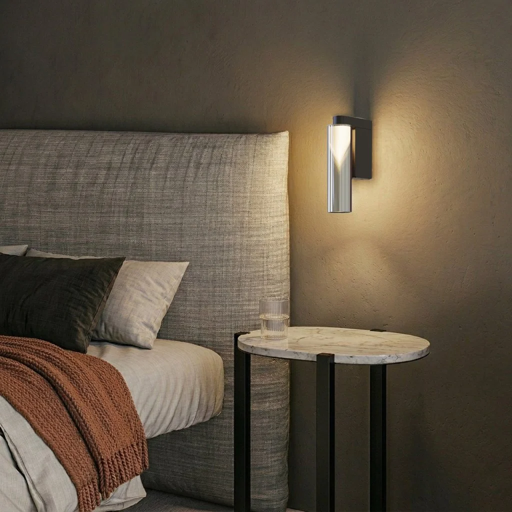 Lampada Iconica Wall Penta accanto alla testata del letto