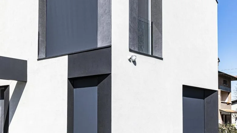 Househut: schermature integrate nelle grandi vetrate
