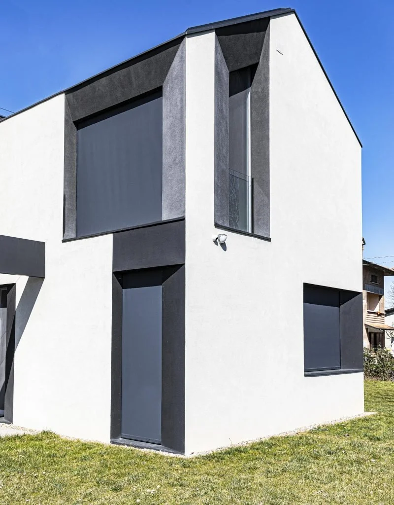 Esterno della residenza Househut HHCR con schermature integrate; fotografia Andrea Liverani
