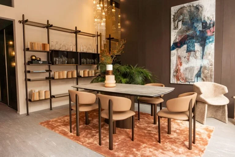 Zona pranzo nello store Riflessi di Genova con tavolo, sedute e libreria