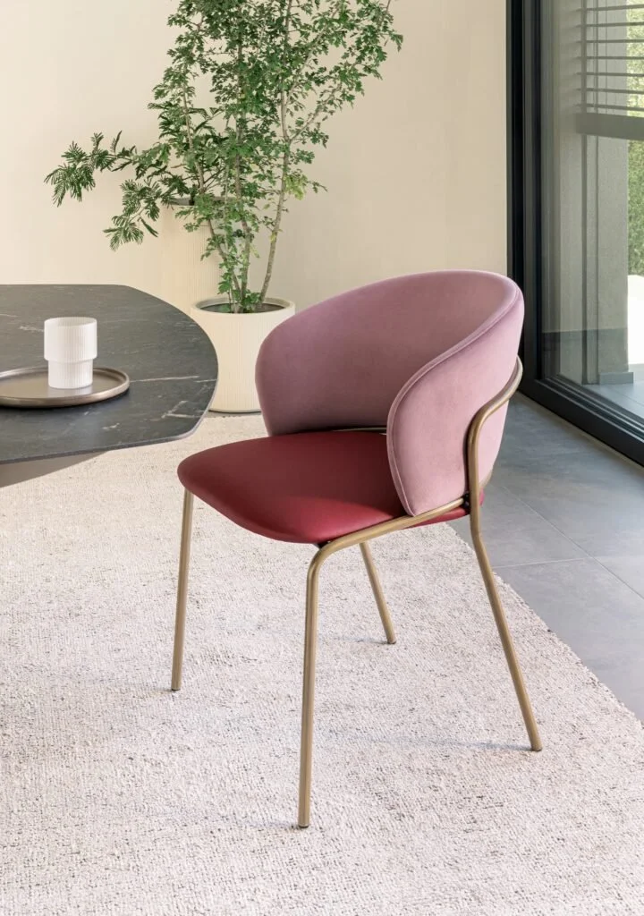 Poltroncina Vela Riflessi nell’ambientazione del materiale stampa