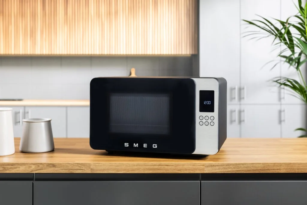 Microonde Smeg MOC01 ambientato sul piano della cucina