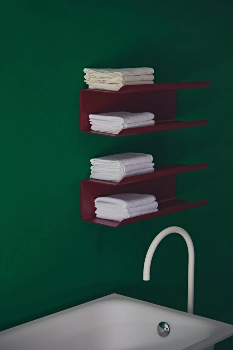 Composizione di mensole JJ Tubes su parete verde