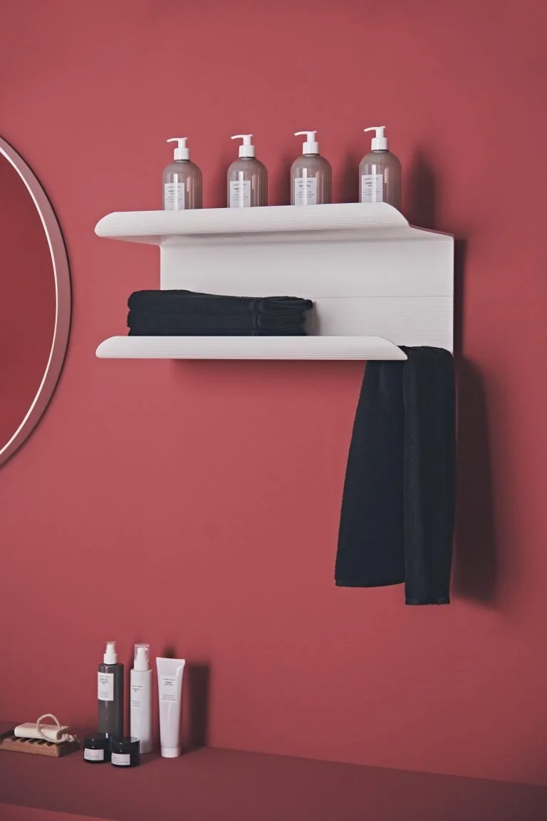 Mensole JJ Tubes nell’ambientazione bagno rosa