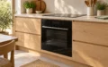 Come pulire il forno: vetro, smalto e accessori senza errori