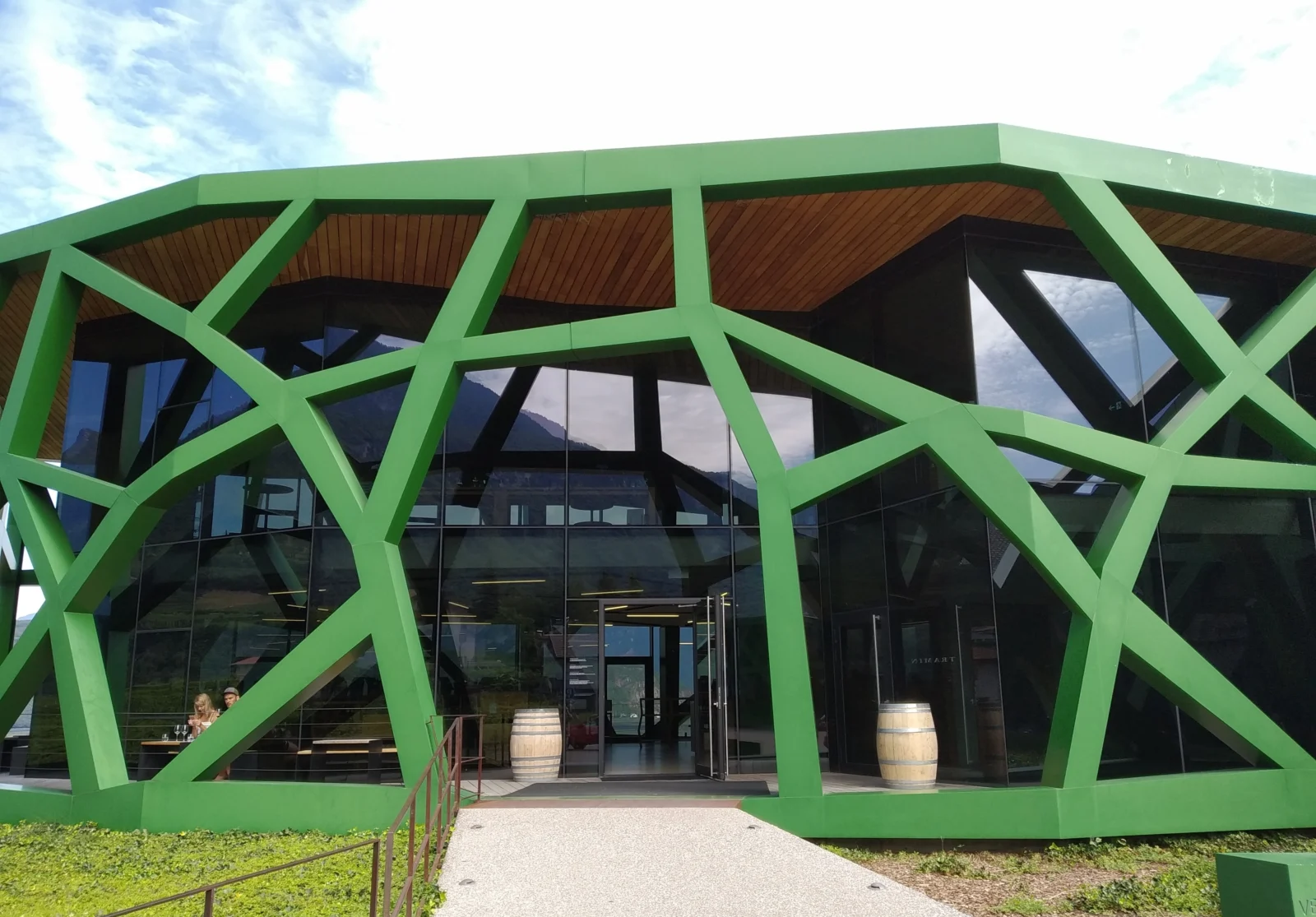 La facciata verde della Cantina Tramin di Werner Tscholl, fotografata nel 2019