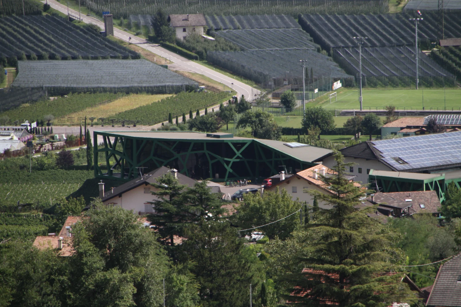 La Cantina Tramin fra i vigneti, vista da San Giacomo a Castelaz nel 2019