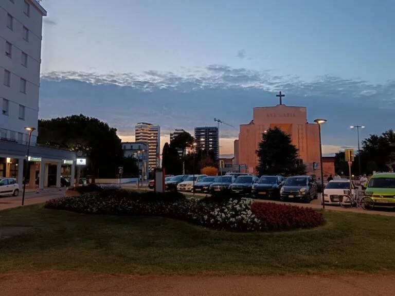 Piazza Trieste a Jesolo; la festa si tiene in Piazza Kennedy.