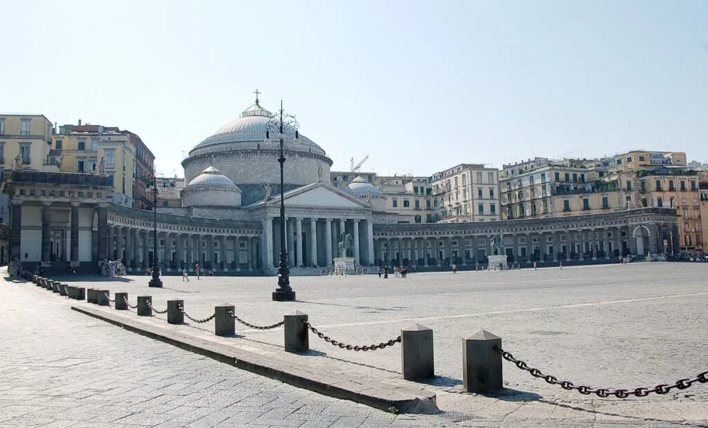 Piazza del Plebiscito e San Francesco di Paola a Napoli (2010); il concerto si tiene al Trianon Viviani.