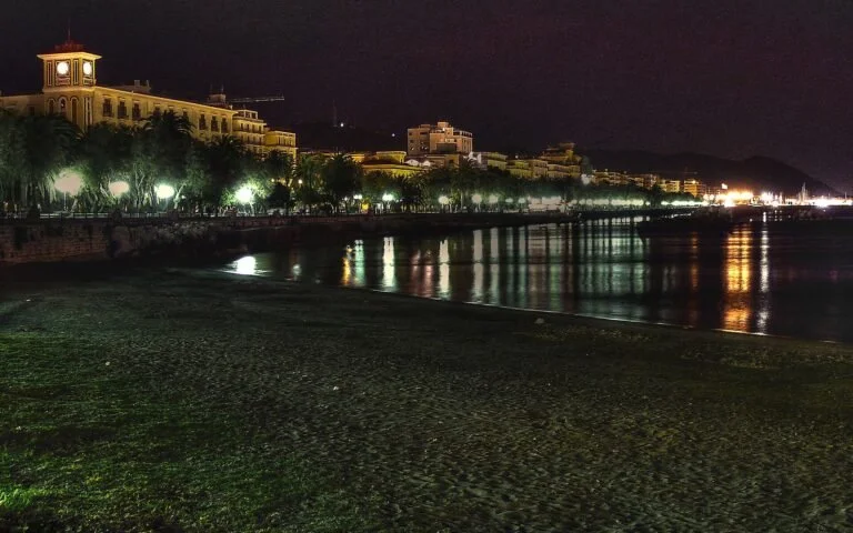 Il lungomare di Salerno di notte.